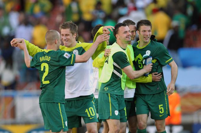 Veselje slovenskih reprezentantov po zgodovinski zmagi Kekove čete na SP 2010 proti Alžiriji (1:0). | Foto: Aleš Fevžer