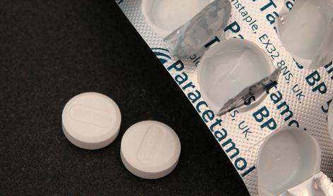 Zaradi "paracetamol izziva" na TikToku resni zapleti, tudi smrt