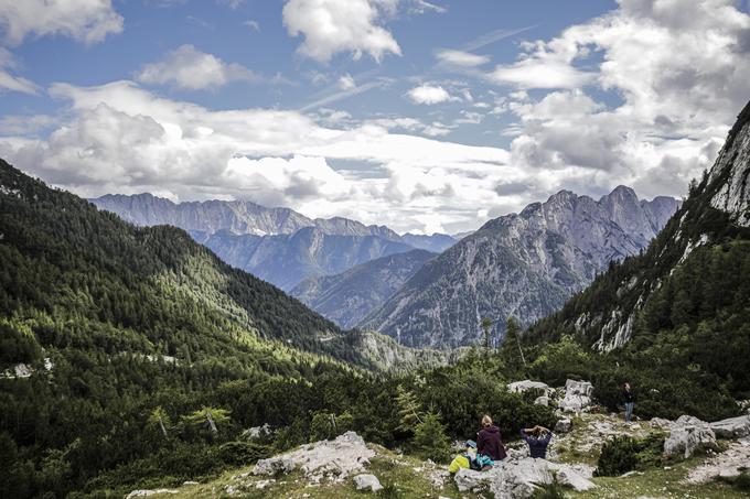 Bambergovo pot, ki ponuja osupljive razglede na Triglavovo severno steno in dolino Trente, največ pohodnikov obišče v visoki planinski sezoni julija in avgusta. | Foto: Mediaspeed