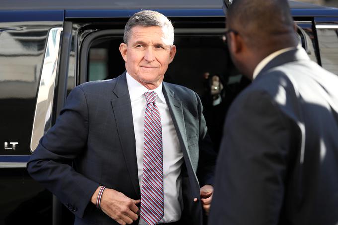 General Michael Flynn je bil prvi Trumpov svetovalec za nacionalno varnost, a je kmalu odstopil, ker je z ameriškim veleposlanikom v ZDA Sergejem Kiseljakom razpravljal o sankcijah odhajajoče Obamove administracije proti Rusiji. Proti njemu je bila nato sprožena preiskava in tudi sodni postopek, ker je FBI zavajal glede svojih stikov s Kiseljakom. Flynn je najprej priznal zavajanje, a je nato priznanje umaknil. Trump je Flynna novembra lani pomilostil. Flynn naj bi na sestanku v Beli hiši 18. decembra lani Trumpu predlagal, naj v ključne zvezne države, v katerih je zmagal Biden, pošlje vojsko, s pomočjo katere bi v teh državah ponovil volitve. | Foto: Reuters