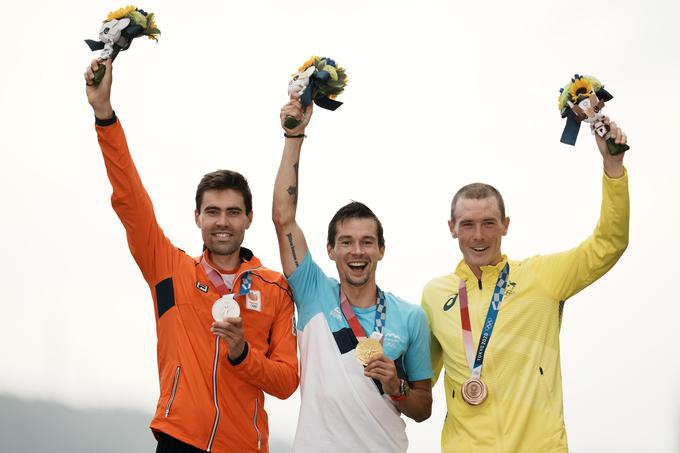 Nosilci odličij s kronometra na letošnjih olimpijskih igrah v Tokiu, Tom Dumoulin (srebro), Primož Roglič (zlato) in Rohan Dennis (bron) so zdaj tudi moštveni kolegi v Jumbo-Vismi.    | Foto: Guliverimage/Vladimir Fedorenko