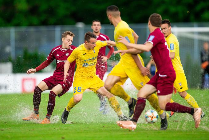 Nogometašem Triglava in Domžal je v Kranju nagajal dež. | Foto: Vid Ponikvar