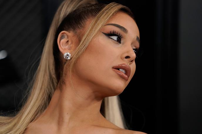 Ariana Grande | Ameriška pevka Ariana Grande meni, da bi morali vplivneži v času pandemije bolezni covid-19 ostati doma ter se odpovedati druženju in zabavam. | Foto Reuters