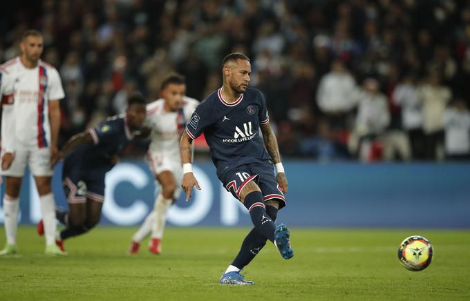 V 66. minuti je kazenski udarec za PSG izvedel Neymar. Brazilec je tudi izsilil prekršek za najstrožjo kazen, v taboru Lyona pa so prepričani, da sodnik ne bi smel pokazati na belo točko. | Foto: Reuters