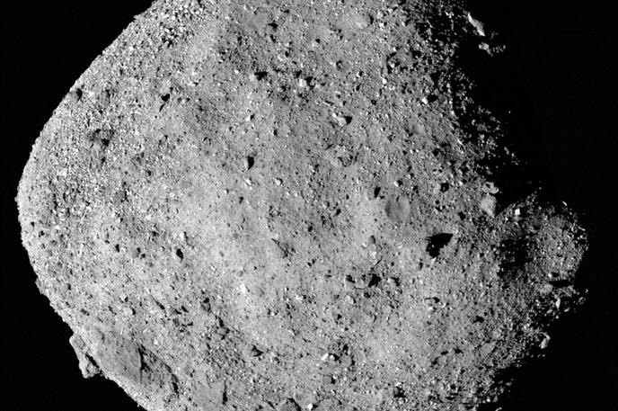 Asteroid Bennu | Približno štiri ure pred predvidenim pristankom bo sonda na razdalji več kot sto tisoč kilometrov od Zemlje izpustila kapsulo z vzorcem, ki ga je z asteroida Bennu s sunkom stisnjenega dušika pobrala leta 2020. | Foto Reuters