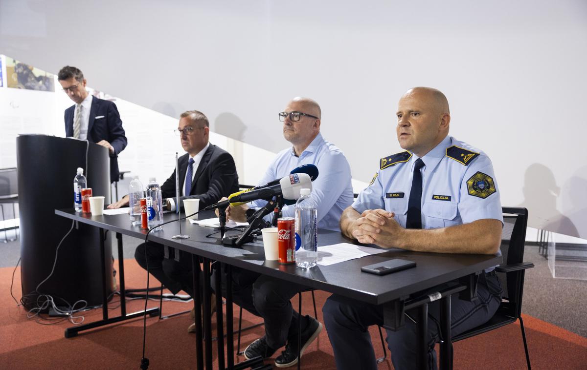 OKS Policija | Sodelovanje med državo in OKS so pozdravili Primož Križaj (MZEZ), Blaž Perko (OKS) in Boris Rojs (policija).  | Foto Bor Slana/STA