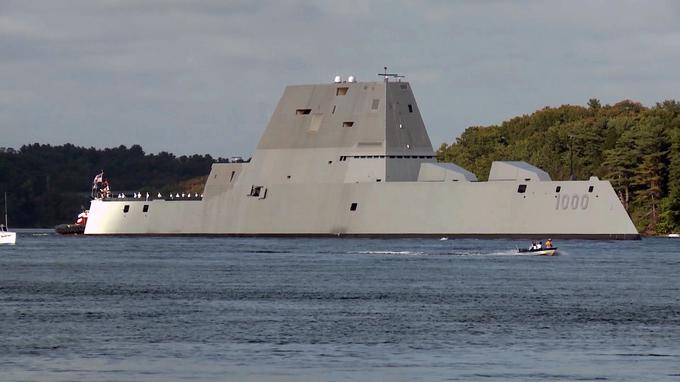 Zumwalt se je zdaj najprej odpravil v domače oporišče v San Diego, kjer bodo nanj namestili dodatne oborožitvene sisteme in opravili sklepno testiranje oborožitve pred vstopom v bojne misije. | Foto: U.S. Navy photo