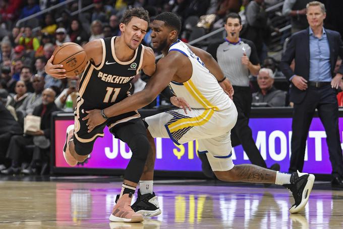 Trae Young je proti Golden Statu dosegel 24 točk. V tej sezoni ima povprečje 28,2 točk in je četrti najboljši strelec lige. Boljši so le Harden (38,9), Antetokounmpo (30,8) in Dončić (30,6). | Foto: Reuters