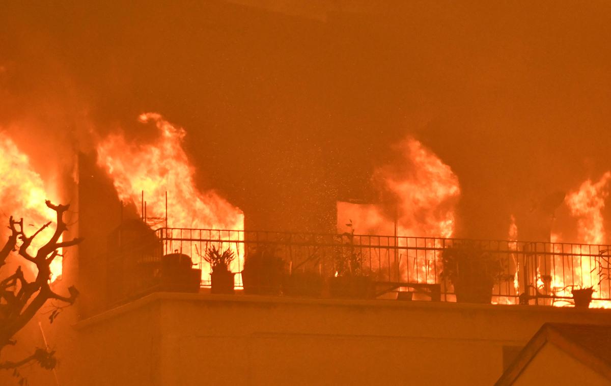 Požar Kalifornija | Z ognjenimi zublji se na severu Kalifornije bori več kot štiri tisoč gasilcev, vendar se požar zaradi močnega vetra in presušene pokrajine hitro širi. | Foto Reuters