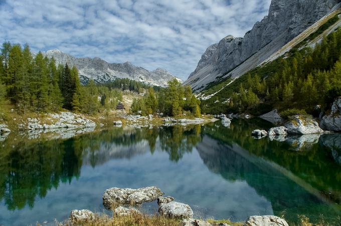 Dvojno jezero se nahaja tik ob Koči pri Triglavskih jezerih. | Foto: Aleš Zdešar (www.slovenia.info)