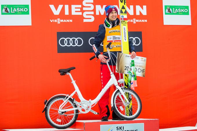 Za nagrado v točkovanju Planica7 je prejel tudi "okroglo" darilo. | Foto: Žiga Zupan/Sportida