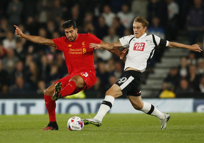 Septembra 2016 je v angleškem ligaškem pokalu zaigral proti Liverpoolu in z Derby Countyjem izgubil z 0:3. Na fotografiji v dvoboju z nemškim vezistom turških korenin Emrejem Canom. | Foto: Reuters