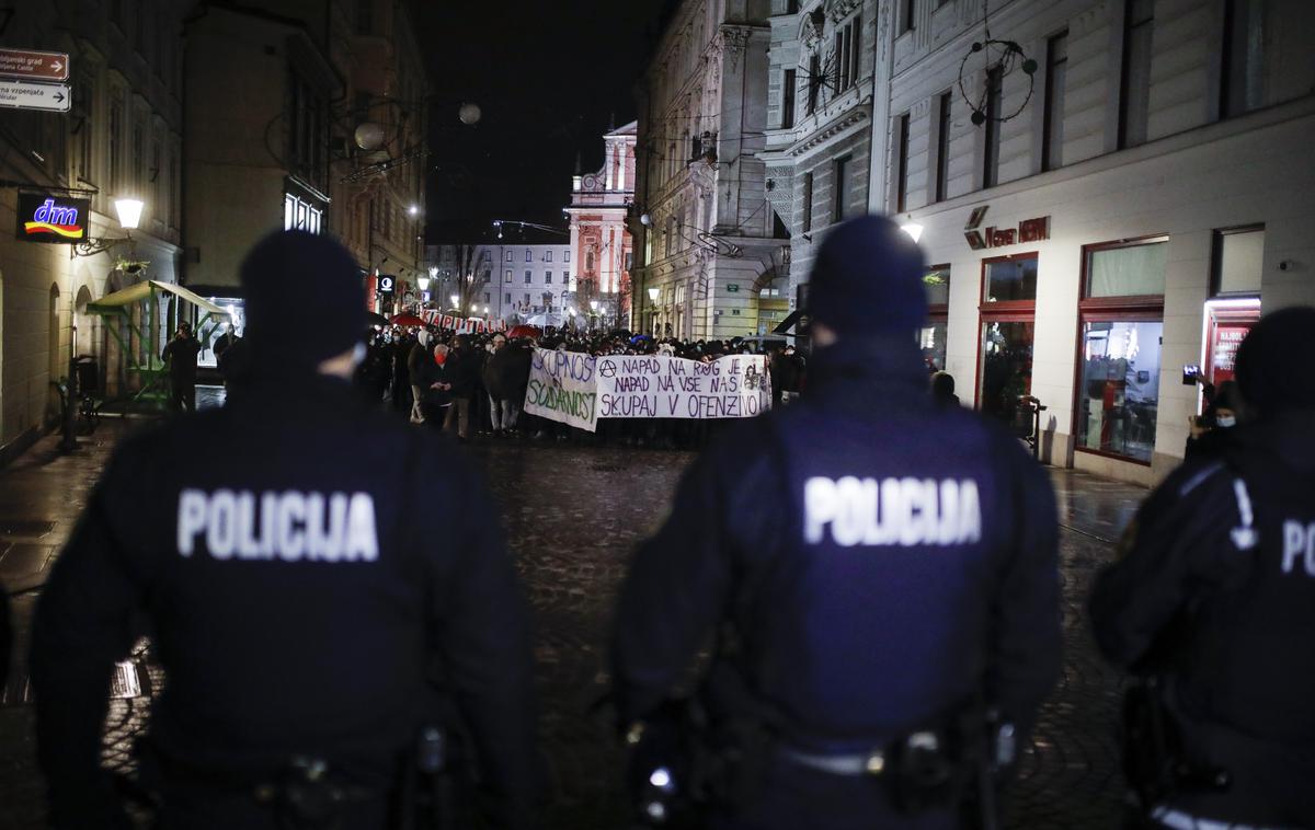 Protest za ohranitev Roga | Protestniki so sporočili, da Roga ne dajo za gradbeno jamo. Policija je v posredovanju uporabila tudi solzivec. | Foto STA