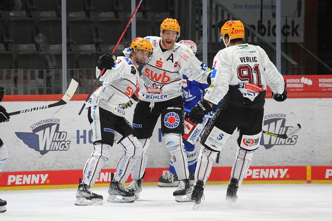 Trio Žiga Jeglič, Jan Urbas, Miha Verlič bo z nemškim prvoligašem iz Bremerhavna v nedeljo začel četrtfinale lige DEL. | Foto: Guliverimage/Vladimir Fedorenko