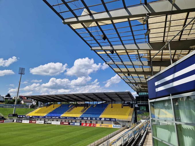 Poškodovana streha na celjskem stadionu, kjer igra NK Celje. | Foto: Matej Podgoršek