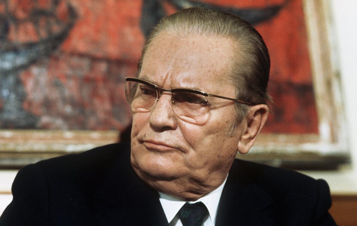 Josip Broz Tito | "To je samo začetek na poti spominjanja na krvave dogodke na vzhodni meji," je po poročanju časnika poudaril Fabio Rampelli iz stranke Bratje Italije. Pri tem niso upoštevali številnih drugih, ki so jim bila podeljena nevredna odlikovanja, začenši s tistimi, ki so bila podeljena italijanskemu diktatorju v času druge svetovne vojne, zločincu Benitu Mussoliniju, je stališče opozicijske Demokratske stranke povzela Ansa.  | Foto Guliverimage