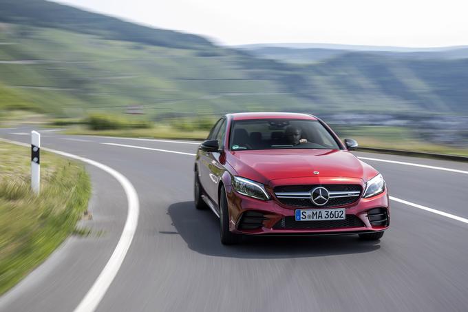 Trilitrski šestvaljnik je združen z devetstopenjskim samodejnim menjalnikom in izključno štirikolesnim pogonom. | Foto: Mercedes-Benz