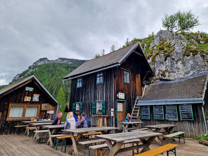 Koča Steirischer Jokl pod severnimi stenami Hochlantscha | Foto: Matej Podgoršek