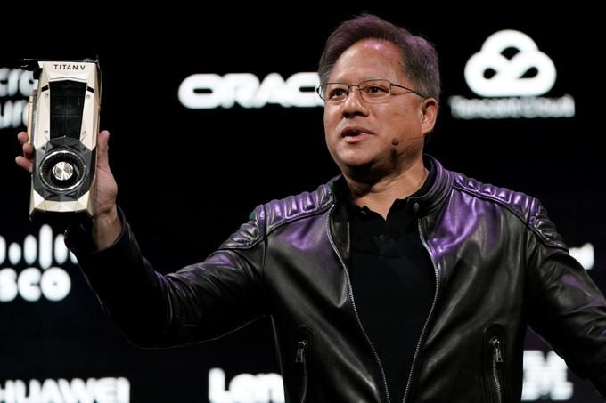 Jensen Huang razkazuje grafično kartico Nvidia GeForce Titan V. To je trenutno najzmogljivejša grafična kartica v ponudbi Nvidie, a ne spada med tiste, ki so bile med rudarji kriptovalut najbolj zaželene, saj je vendarle veliko predraga. Njena cena namreč znaša kar okrog 3.000 evrov.  | Foto: Reuters