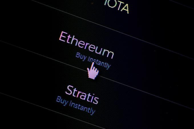 Ethereum je po tržni kapitalizaciji (skupna vrednost vseh kovancev v obtoku) druga največja digitalna valuta, uvršča se takoj za bolj znani bitcoin. Cena enega kovanca ethereum je trenutno okrog 275 evrov (podatek: slovenska borza z digitalnimi valutami Bitstamp). | Foto: Reuters