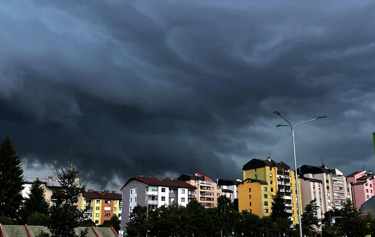 Nevihta |  Dopoldne se bodo v severni Sloveniji začele pojavljati krajevne plohe in nevihte, popoldne in zvečer pa tudi drugod. Možne bodo tudi močnejše nevihte. Sprva bo pihal veter južnih smeri, popoldne in zvečer bo zapihal okrepljen severni veter. Najnižje jutranje temperature bodo od 14 do 20, najvišje dnevne od 22 do 30 stopinj Celzija. | Foto Matic Tomšič