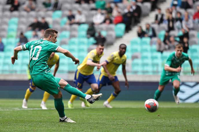 prva liga NK Olimpija Timi Max Elšnik | Timi Max Elšnik je z bele točke dosegel prvi gol na tekmi v Stožicah. | Foto www.alesfevzer.com