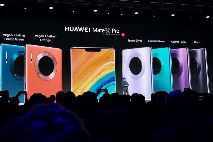 Tako so septembra 2019 predstavili serijo Huaweievih pametnih telefonov P30, zadnjo, ki je še imela dostop do Googlovih aplikacij in mobilnega okolja, preden se je zaostril ameriško-kitajski gospodarsko-politični spor. Čeprav so telefoni te premijske serije že v svojem tretjem letu, jih zaradi svojih prepričljivih lastnosti marsikateri uporabnik tudi v Sloveniji še vedno uporablja z veseljem in zadovoljstvom. | Foto: Srdjan Cvjetović