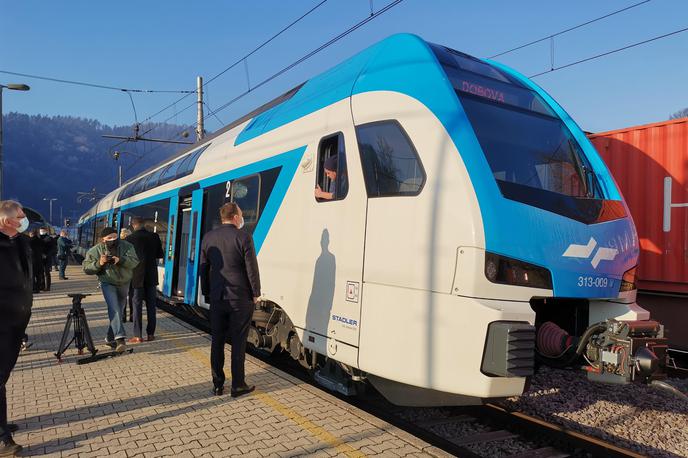 Dvonadstropni vlak | Zaradi infrastrukturnih omejitev na gradbišču potniškega centra Ljubljana bo na železniški postaji Litija (na fotografiji) nekaj manj lokalnih vlakov, a bodo zato na njej zdaj ustavljali vsi regionalni vlaki. | Foto Srdjan Cvjetović