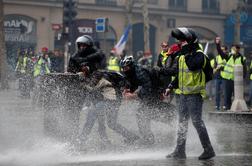 Pariz: Protesti proti visokim cenam bencina, policija uporabila tudi solzivec