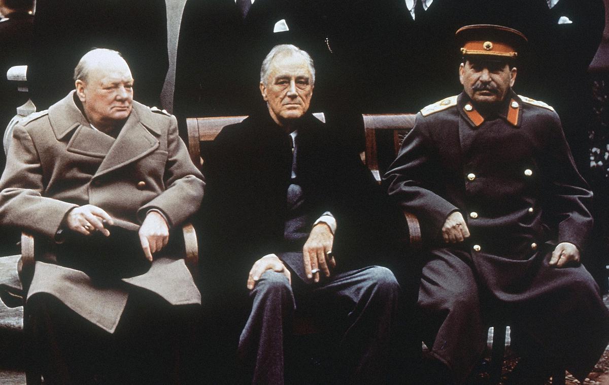 Franklin D. Roosevelt, Stalin in Winston Churchill na Jaltski konferenci | Stalinova Sovjetska zveza je imela pomembno vlogo pri risanju novih meja po drugi svetovni vojni. Na fotografiji: britanski premier Winston Churchill, ameriški predsednik Franklin D. Roosevelt in Stalin na Jaltski konferenci februarja 1945. | Foto Guliverimage