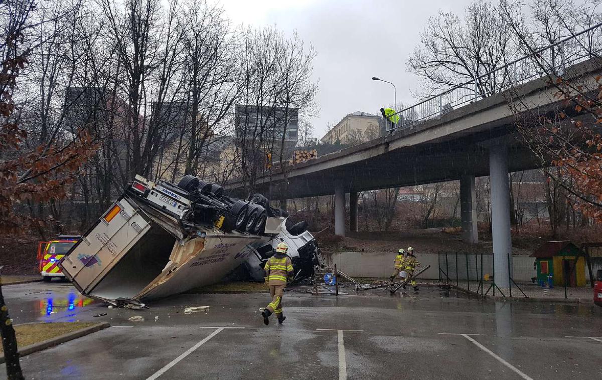 nesreča tovornjak Kranj | Zaradi obnove dotrajanega mostu, s katerega sta na spodnje parkirišče že dvakrat padla tovornjaka, se promet v Kranju v času jutranje in popoldanske prometne konice sprevrže v pravo nočno moro. | Foto Gasilsko reševalna služba Kranj