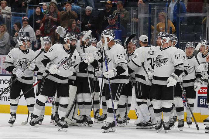 Los Angeles Kings, Anže Kopitar | Kralji tudi po deseti tekmi v gosteh še ne poznajo poraza. Tokrat jim po dveh tretjinah ni kazalo dobro, a so se vrnili. | Foto Reuters