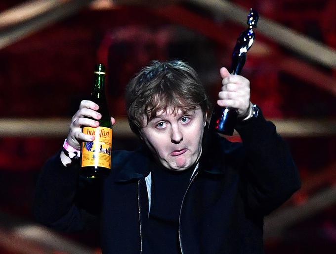 Lewis Capaldi si je na odru privoščil požirek vina Buckfast, ki velja za priljubljeno pijačo škotskih huliganov. | Foto: Getty Images