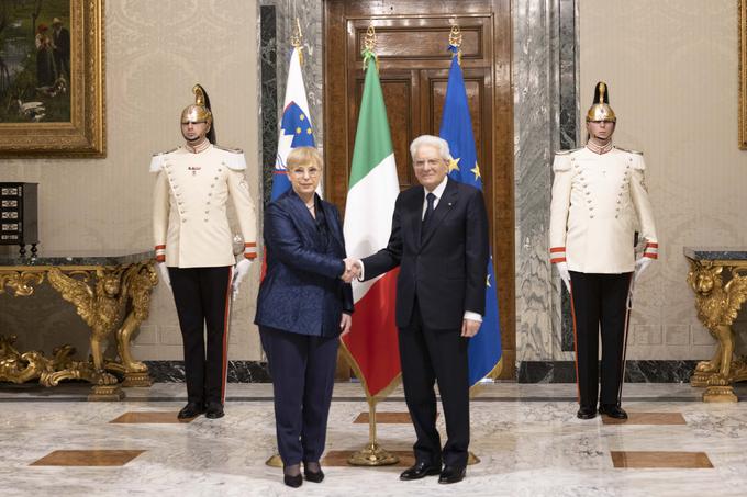 Na spominski slovesnosti na Rabu ne bo italijanskega predsednika Sergia Mattarelle, čeprav so ga k temu pozvala partizanska združenja iz Slovenije, Hrvaške in Italije. Je pa Mattarella leta 2020 skupaj s takratnim predsednikom Slovenije Borutom Pahorjem spravno položil venca k spominskemu obeležju na bazoviški fojbi, zatem pa še k spomeniku bazoviškim junakom. Na letošnji spominski slovesnosti v čast bazoviškim junakom, ki bo v nedeljo, bo imela slavnostni nagovor Tanja Fajon. Na fotografiji: Pirc Musarjeva maja letos na obisku pri Mattarelli. | Foto: Matjaž Klemenc/UPRS