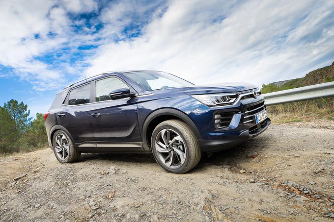 Med svoje glavne adute si šteje tudi možnost štirikolesnega pogona. Oba motorja lahko delujeta tudi v kombinaciji s samodejnim menjalnikom. | Foto: SsangYong