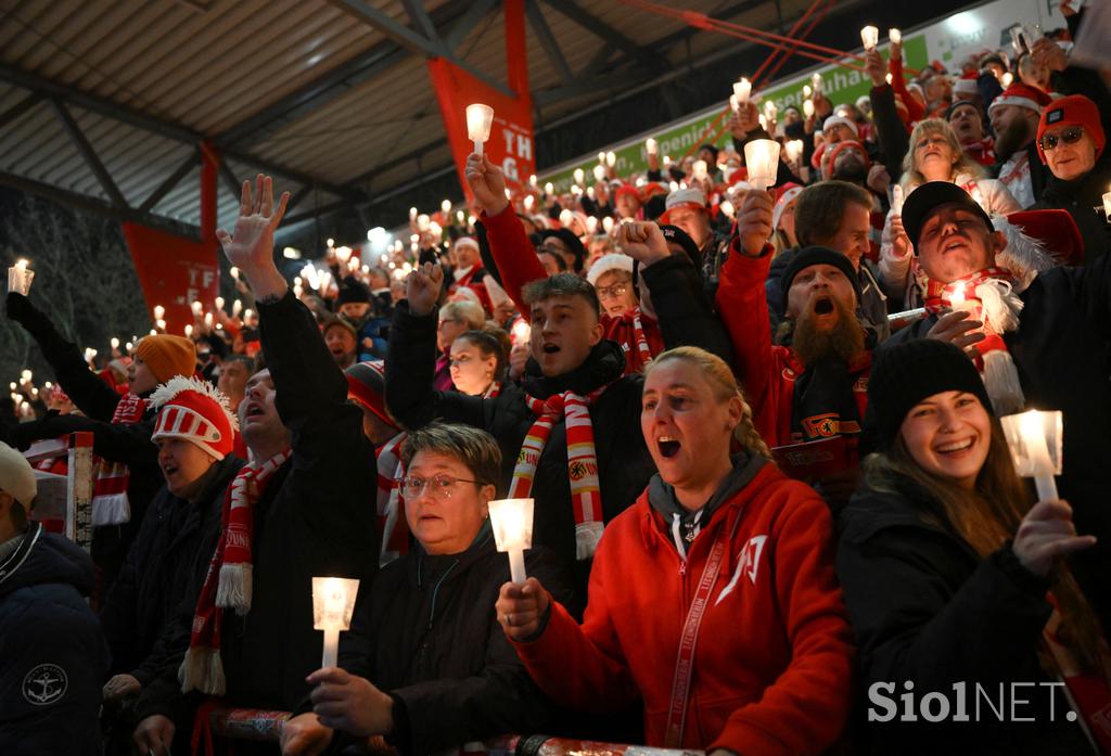 Union Berlin navijači pojejo