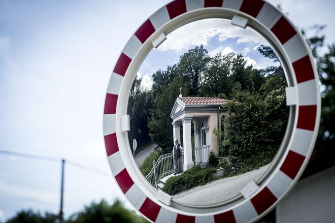 "Sem velik nacionalni siromak – videl sem le Vipavsko dolino. Te podobe so zame ogledalo sveta. Najboljše ogledalo, kar ga lahko imam. Na osnovi barv in vtisov, ki sem jih tukaj nabiral, vidim ves svet." | Foto: Ana Kovač