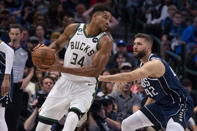 Giannis Antetokounmpo je tekmo končal pri 28 točkah in desetih skokov, zaradi šestih osebnih napak pa je obračun končal slabe tri minute pred koncem. | Foto: Reuters