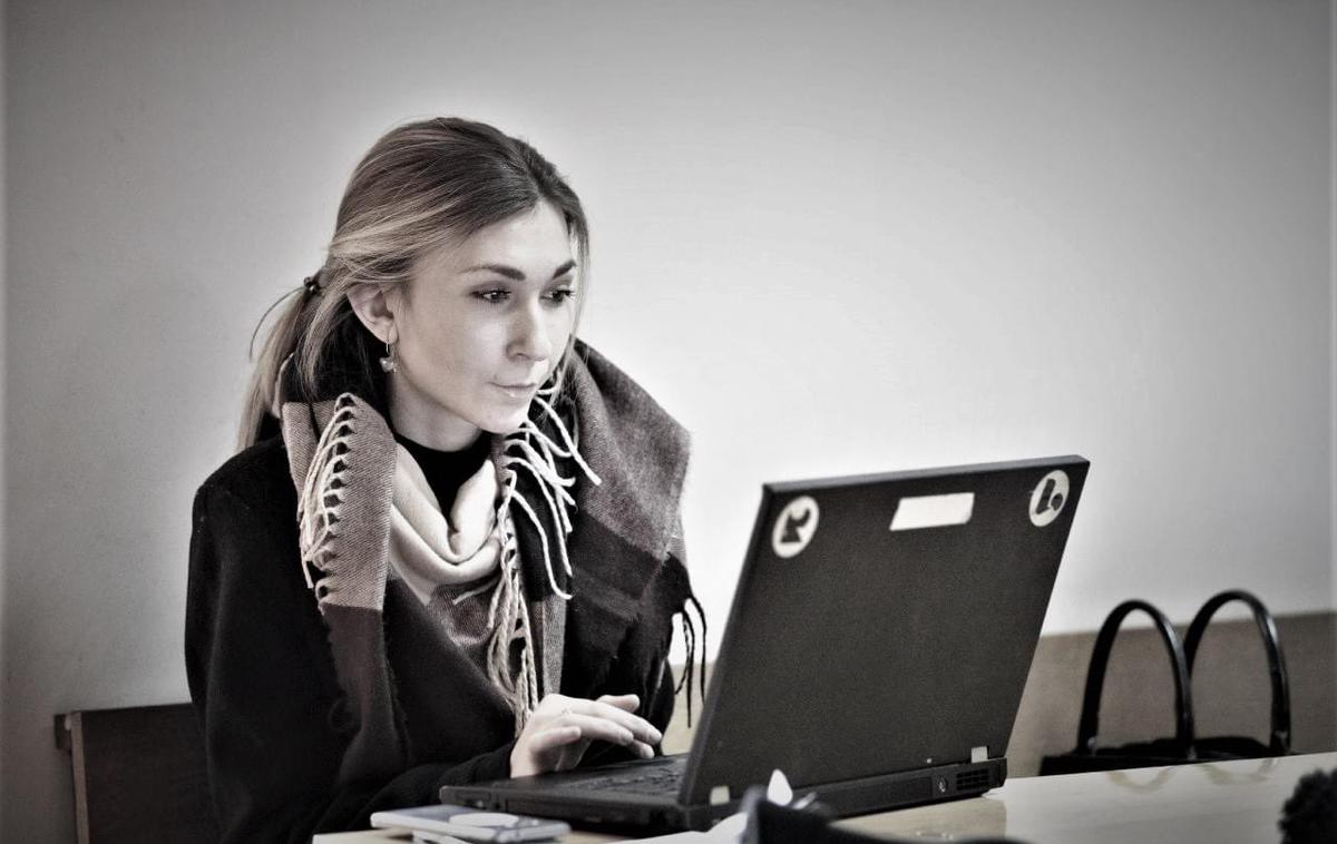 Viktoria Roshchyna | Leta 2022 ji je Mednarodna fundacija za ženske medije podelila nagrado za pogum v novinarstvu za poročanje iz vzhodne Ukrajine. | Foto X/@avalaina