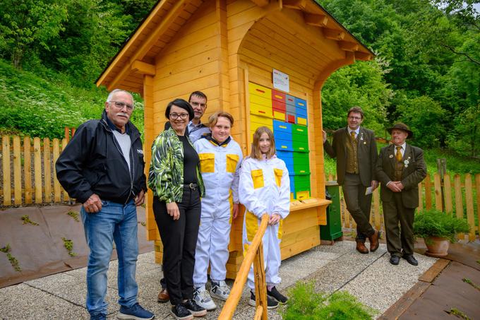 20. jubilejni učni čebelnjak #PRVAčebela je bil včeraj predan občini Črna na Koroškem in krožkarjem z Osnovne šole Črna na Koroškem. Na fotografiji: Bojan Gorza, podžupan Črne na Koroškem; Nataša Hajdinjak, predsednica uprave PRVE Osebne zavarovalnice; Mitja Pranjič, ravnatelj OŠ Črna na Koroškem; krožkarji čebelarskega krožka; Boštjan Noč, predsednik Čebelarske zveze Slovenije in predsednik Evropske čebelarske zveze; Maksim Proje, predsednik čebelarskega društva Črna na Koroškem.  | Foto: PRVA Pokojninska družba, d. d.