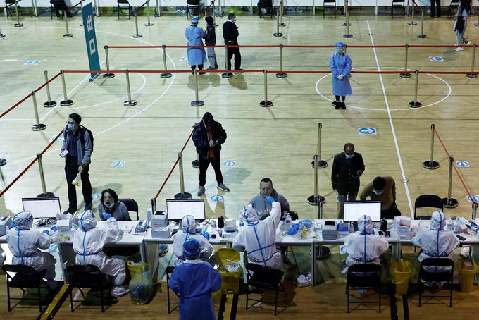 Kitajska je za zdaj uspešno nadzirala širitev virusa, potem ko je ob zaznanih okužbah hitro zapirala mesta, množično testirala prebivalce in močno omejila potovanja. | Foto: Reuters