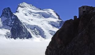 Snežni plaz v francoskih Alpah zahteval sedem življenj