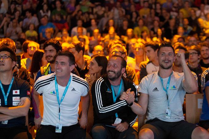 Peter Hribar (na desni), fizioterapevt slovenske reprezentance, trener Urh Čehovin (na sredini) in selektor Gorazd Hren se veselijo novega uspeha slovenskega športnega plezanja. | Foto: Urban Urbanc/Sportida