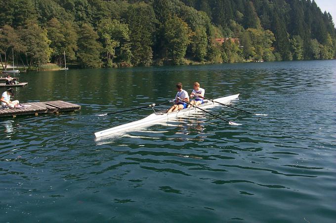 Ko je v Sloveniji, gre rad s prijatelji kolesarit, igrat nogomet, veslat na Bled ... | Foto: Osebni arhiv