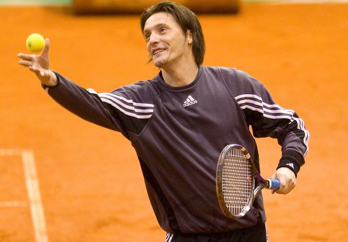 ''Tenis je prvi šport, ki me zanima po nogometu. Žal mi je, da ga zdaj ne moremo nikjer igrati, a bom že zdržal. Če ne rabimo iti v vojsko, bomo že preživeli (smeh),'' zagotavlja velik ljubitelj tenisa. | Foto: Vid Ponikvar