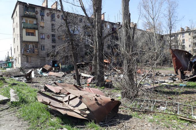 V Časiv Jaru, ki je pomembno prometno vozlišče na vzhodu Ukrajine, je pred začetkom ruskega napada živelo nekaj več kot deset tisoč prebivalcev. Mesto je bilo že tarča ruskih napadov od daleč. Na fotografiji vidimo posledice ruskega topniškega obstreljevanja Časiv Jara aprila lani. | Foto: Guliverimage