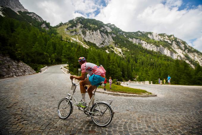 In že na prvi serpentini se je grizenje začelo. Do vrha Vršiča jih je natanko 24. | Foto: Grega Valančič/Sportida