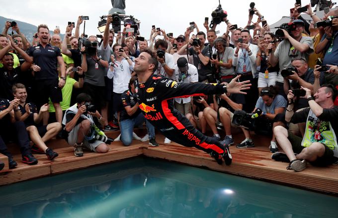 27. maj: voznik Red Bulla Daniel Ricciardo proslavlja zmago na dirki formule ena VN Monaka. | Foto: Reuters