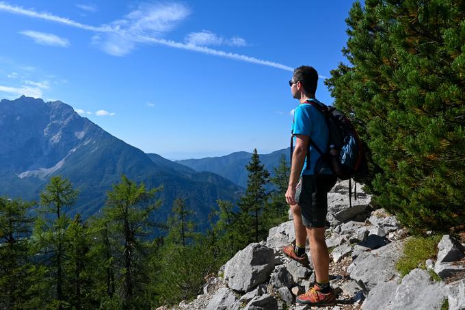 Na vršnem grebenu pot postane kamnitejša. | Foto: Matej Podgoršek