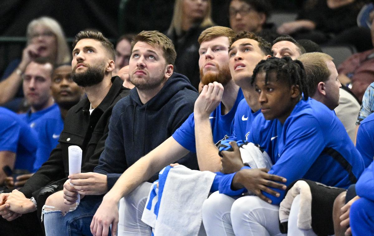 Luka Dončić Dallas Houston | Luka Dončić je na klopi spremljal zelo skromen strelski večer soigralcev. | Foto Reuters